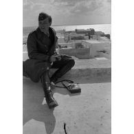 Au fort d'Hammamet (Tunisie), l'interview du capitaine Walter Bornschein (Kampfgeschwader KG 2) par un Sonderführer de la 6e compagnie de propagande de la Luftwaffe.