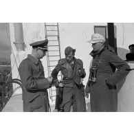 Au fort d'Hammamet (Tunisie), l'interview du capitaine Walter Bornschein (Kampfgeschwader KG 2) par un Sonderführer de la 6e compagnie de propagande de la Luftwaffe.