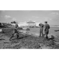 Une séance de photographie sur une plage d'Hammamet, un Sonderführer prend son collègue caméraman en photo.