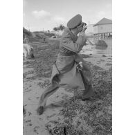 Une séance de photographie sur une plage d'Hammamet, un Sonderführer prend son collègue caméraman en photo.