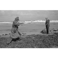 Une séance de photographie sur une plage d'Hammamet, un Sonderführer prend son collègue caméraman en photo.