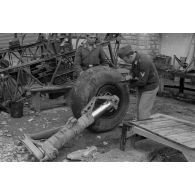 Une roue du train d'atterrissage d'un bombardier Junkers Ju-88.