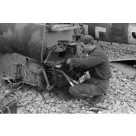 Démontage ou récupération de pièces sur la carcasse d'un chasseur Messerschmitt Bf-109.