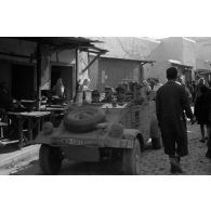 Dans une rue de Kairouan, une Kübelwagen de la 10.Panzer-Division (insigne peint sur l'avant du véhicule).