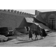 Semi-chenillés Sd.kfz.7 de la 22 ID garé à l'extérieur des murs d'enceinte de la ville de Kairouan.