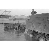 Dépannage d'un véhicule britannique par un semi-chenillé Sd.kfz.7, on note l'inscription Gruppe Hägele sur le blindé allemand.