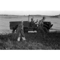 Dépannage d'un véhicule britannique par un semi-chenillé Sd.kfz.7, on note l'inscription Gruppe Hägele sur le blindé allemand.