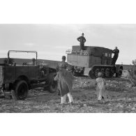 Dépannage d'un véhicule britannique par un semi-chenillé Sd.kfz.7, on note l'inscription Gruppe Hägele sur le blindé allemand.