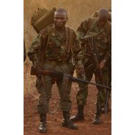 Les soldats centrafricains se préparent à monter leur bivouac à leur arrivée sur le secteur de Birao.