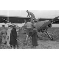 Préparation d'une mission de reconnaissance au-dessus de Kairouan, le Fieseler Storch est immatriculé NE+DF.