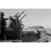 Un poste de 2 cm Flakvierling 38 devant l'amphithéâtre de El Jem.