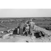 Un poste de 2 cm Flakvierling 38 devant l'amphithéâtre de El Jem.