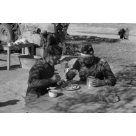 Repas de Tunisiens sous l'uniforme allemand.