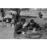 Repas de Tunisiens sous l'uniforme allemand.