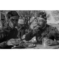 Repas de Tunisiens sous l'uniforme allemand.