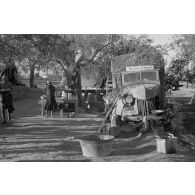 En Tunisie, dans le secteur de Bizerte, un repas avec la population (femmes et enfants) au sein des services postaux  du Feldpostamt 190.