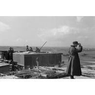 Un poste de DCA de 2 cm FlaK 38 sur le terrain d'aviation de Trapani (Sicile).