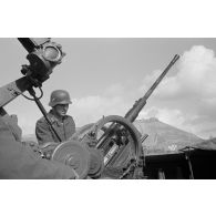 Un poste de DCA de 2 cm FlaK 38 sur le terrain d'aviation de Trapani (Sicile).