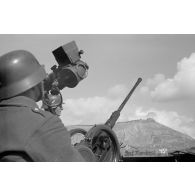 Un poste de DCA de 2 cm FlaK 38 sur le terrain d'aviation de Trapani (Sicile).