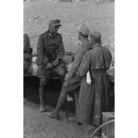 Le général Karl Böttcher, commandant de la 21e division blindée allemande (21.Panzer-Division) en conversation avec le colonel (Obersleutnant) Fritz Bayerlein.