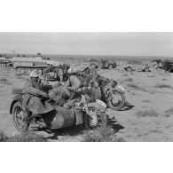 Un colonne allemande du Panzer-Regiment 8 et du I./FlaK-Regiment 8 marque une pause dans le désert (secteur de Sidi Azeiz).