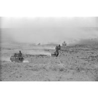 Colonne de side-cars BMW-R-12 et Zündapp-800-W dans le désert. Les véhicules appartiennent au Pz.Aufkl.Abt-3.