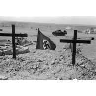 Tombes et drapeau allemands. Un char Pz-I Ausf-A, peut-être celui dans lequel sont morts les soldats.