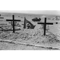 Tombes et drapeau allemands. Un char Pz-I Ausf-A, peut-être celui dans lequel sont morts les soldats.