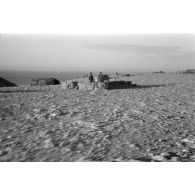 Une position italienne renforcée de sacs de sable. Une mitrailleuse Bren et un canon Ordnance QF de 2 livres.