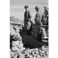 Le général Erwin Rommel inspecte des positions italiennes abandonnées.