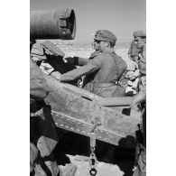 Le général Erwinn Rommel inspecte des canons de 120 mm abandonnés et sabotés.