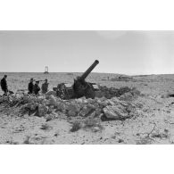 Le général Erwinn Rommel inspecte des canons de 120 mm abandonnés et sabotés.