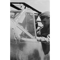 L'Oberfeldwebel Friedrich Koerner du 2-JG-27 s'installe dans son avion Messerschmitt Me-109-E7.