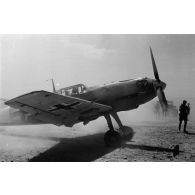 L'Oberfeldwebel Friedrich Koerner aux commandes de son avion de chasse Messerschmitt Me-109.