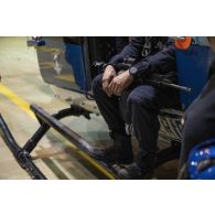 Portrait d'un gendarme du groupement d'intervention de la gendarmerie nationale (GIGN) à bord d'un hélicoptère Eurocopter EC-145 sur la base aérienne (BA) 367 de Cayenne-Rochambeau, en Guyane française.