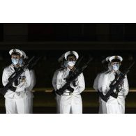 Piquet d'honneur des marins pour la visite de la ministre des Armées au quartier de la Madeleine à Cayenne, en Guyane française.