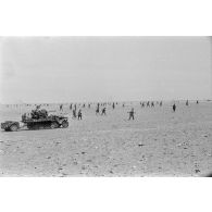 L'infanterie allemande progresse, appuyée par des semi-chenillés Sd.kfz-10/5 avec canon de 2 cm FlaK 38.