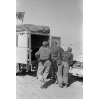 Embarquement d'un blessé ou d'un malade dans un camion sanitaire Kfz-15 ou Kfz-16.