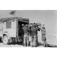 Embarquement d'un blessé ou d'un malade dans un camion sanitaire Kfz-15 ou Kfz-16.