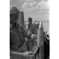 Une pièce de 8,8 cm FlaK-37 en action.