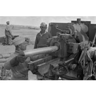 Une pièce de 8,8 cm FlaK-37 en action.