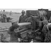 Une pièce de 8,8 cm FlaK-37 en action.