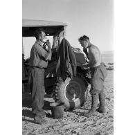 Toilettes des soldats dans le désert.