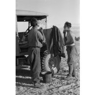 Toilettes des soldats dans le désert.