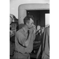 Toilettes des soldats dans le désert.