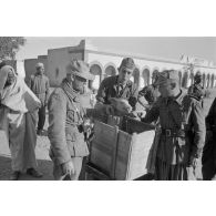 Visite d'un village par les soldats de la PK Afrika. Prises de contacts avec des soldats italiens et des civils.