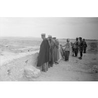 Visite du fort par les officiers allemands accompagnés de leurs homologues italiens.