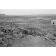 Un canon de 47 mm AC SA M37 détruit sur sa position dans un secteur montagneux.