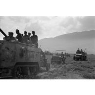 Colonne de véhicules américains capturés et utilisés par la 10e division blindée allemande, half-tracks (APC M2), jeep.<br>