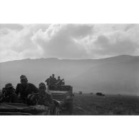 Colonne de véhicules américains capturés et utilisés par la 10e division blindée allemande, half-tracks (APC M2), jeep.<br>